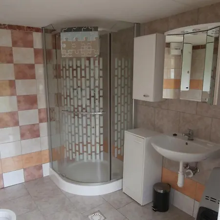 Jaro Apartman *
